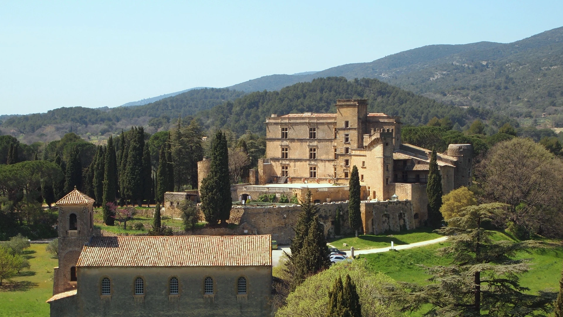 Le château de Lourmarin dans la verdure, au pied du Luberon