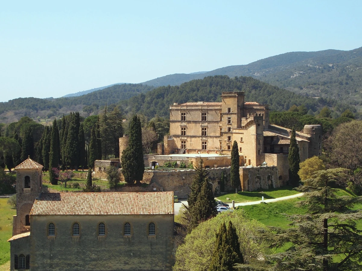 Le château de Lourmarin dans la verdure, au pied du Luberon