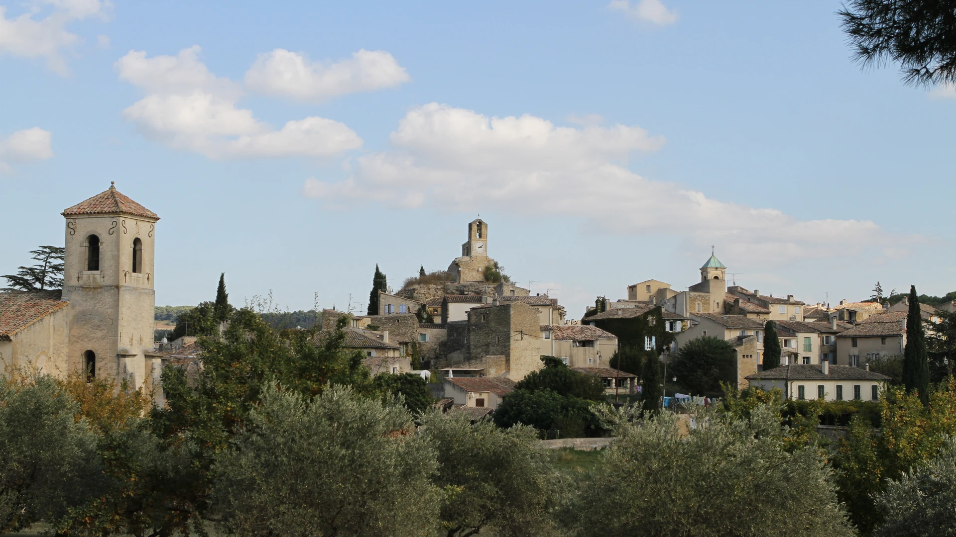 Le village de Lourmarin, son clocher et ses oliviers