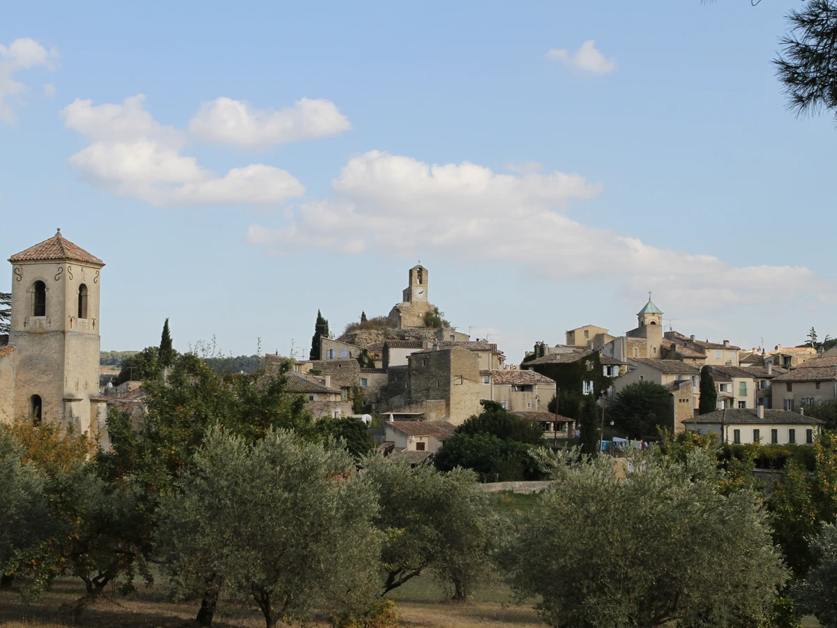 Le village de Lourmarin, son clocher et ses oliviers