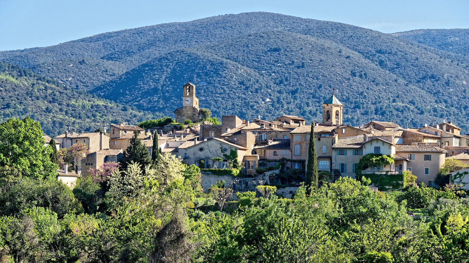 Lourmarin, ses clochers et ses toits au pied de la montagne du Luberon