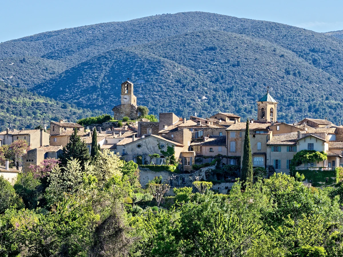 Lourmarin, ses clochers et ses toits au pied de la montagne du Luberon