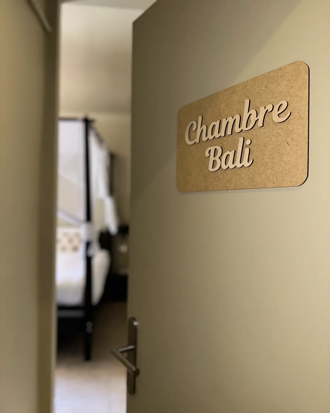 Plaque « Chambre Bali » à l'entrée de la chambre, hôtel O Mamma Mia, Lourmarin