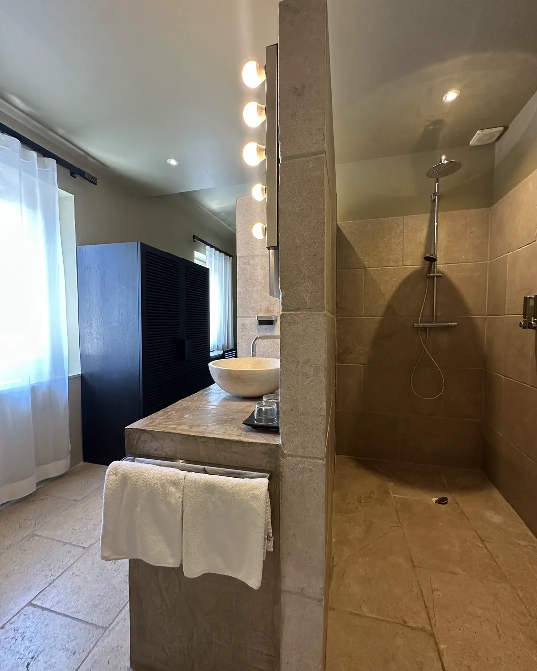 Douche à l'italienne en pierre et vasque, salle de bains de la chambre Bali, hôtel O Mamma Mia, Lourmarin