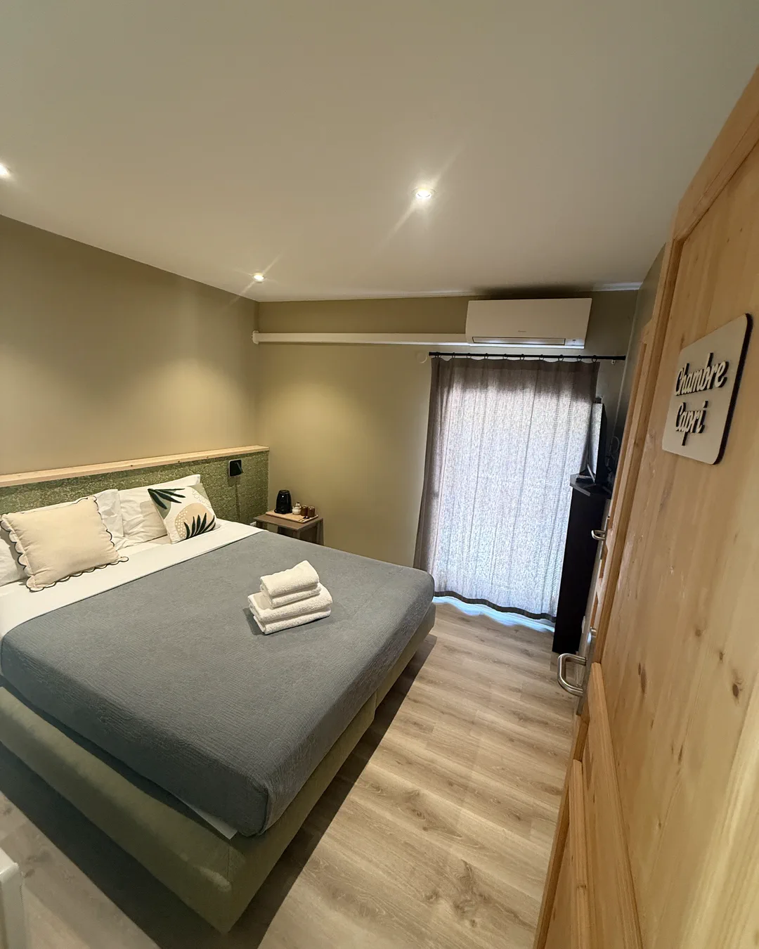 Chambre Capri, lit double, parquet et baie vitrée sur le parc, hôtel O Mamma Mia, Lourmarin
