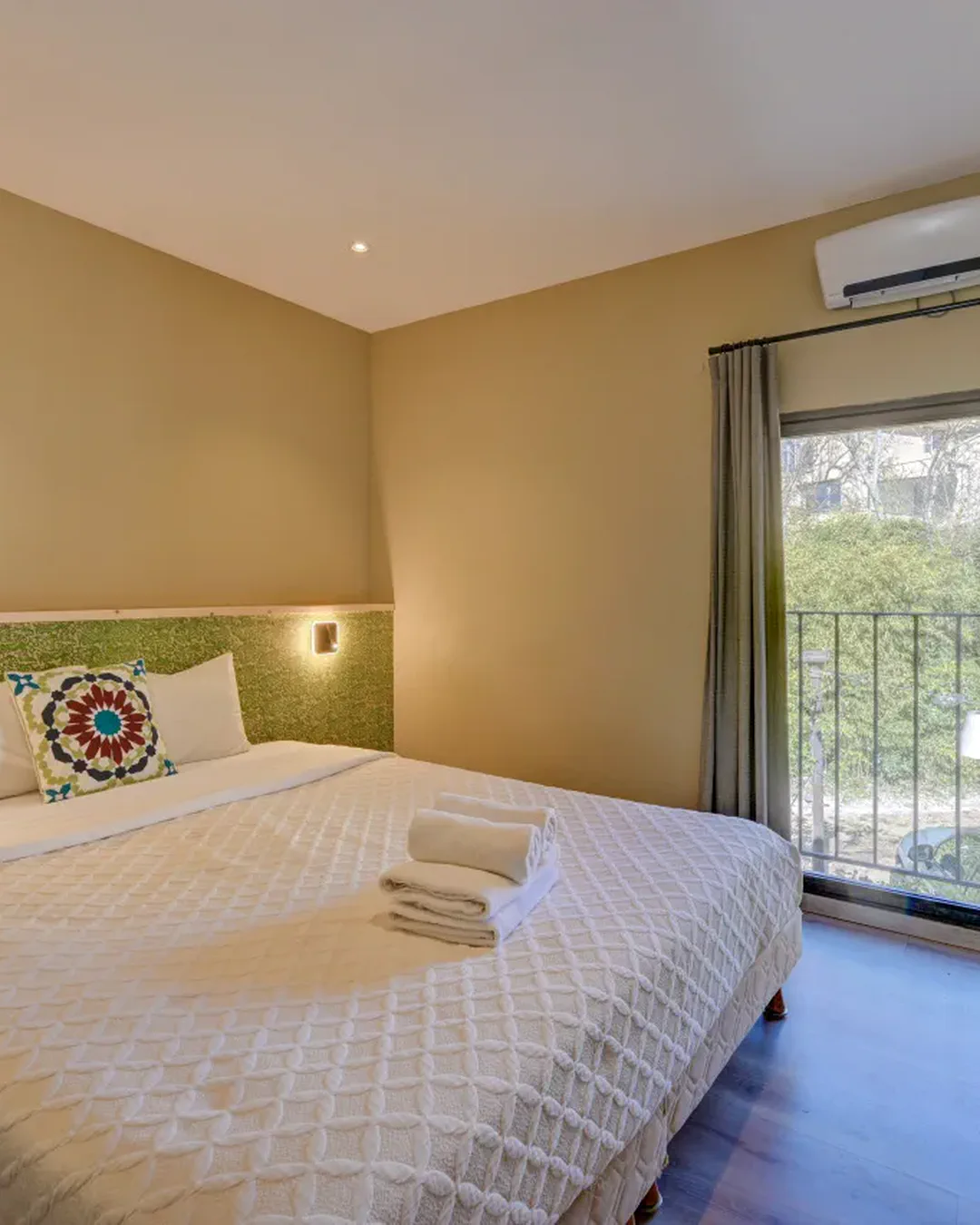 Lit double et grande baie vitrée donnant sur les arbres, chambre Capri & Napoli, hôtel O Mamma Mia, Lourmarin
