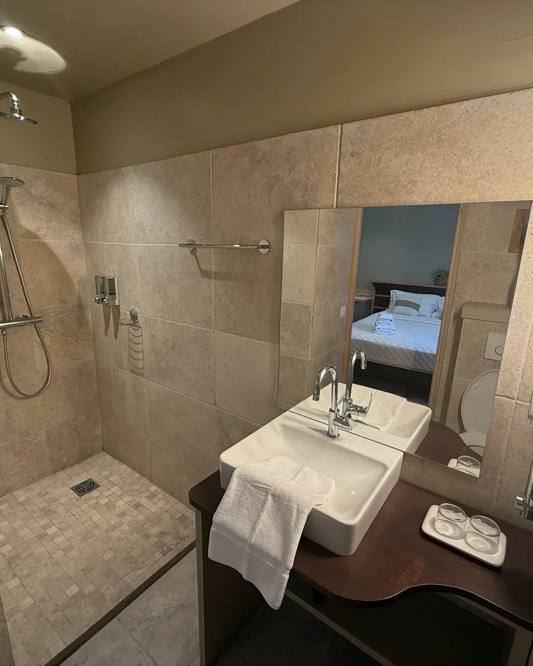 Salle de bains de la chambre Napoli, douche à l'italienne, vasque et miroir, hôtel O Mamma Mia à Lourmarin