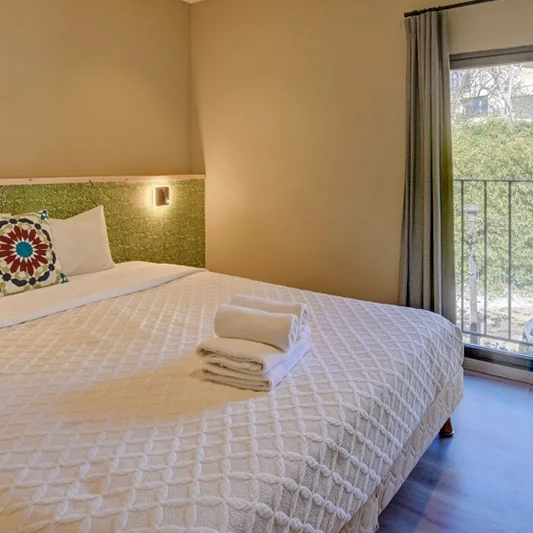 Chambres Capri et Napoli, lit double et grande baie vitrée, hôtel O Mamma Mia à Lourmarin