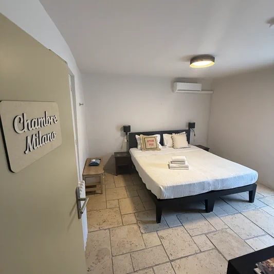 Chambre Milano, lit double et sol en pierre, hôtel O Mamma Mia à Lourmarin