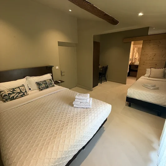 Chambre Roma, lit double et lit simple sous poutre apparente, hôtel O Mamma Mia à Lourmarin