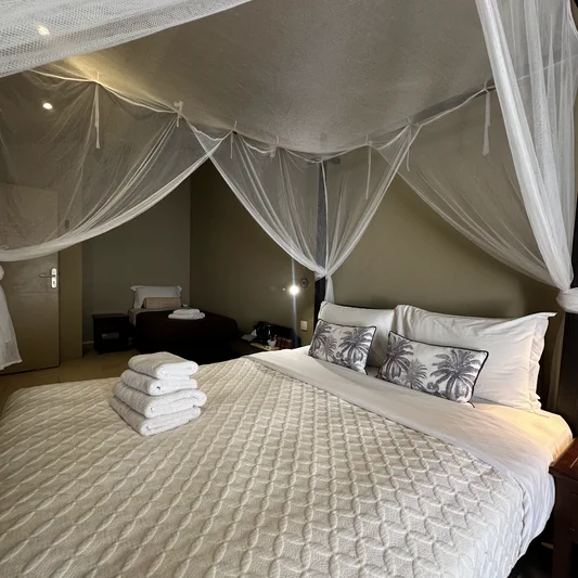 Chambre Shangaï, lit à baldaquin sous moustiquaire déployée, hôtel O Mamma Mia à Lourmarin