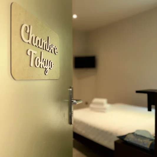 Plaque « Chambre Tokyo » à l'entrée de la chambre, hôtel O Mamma Mia à Lourmarin