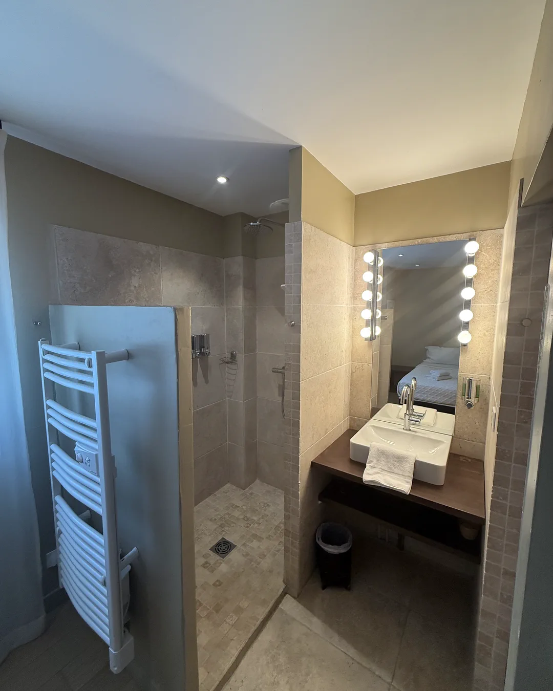 Salle de bains de la suite Florence, douche à l'italienne et miroir à ampoules, Lourmarin