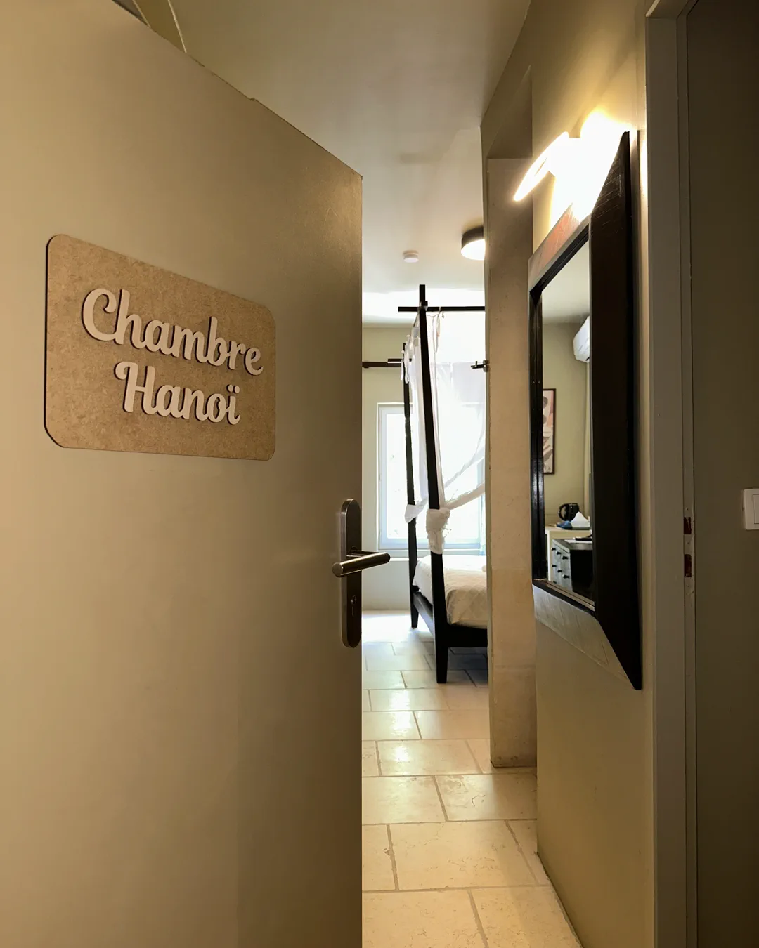 Plaque « Chambre Hanoï » à l'entrée de la chambre, hôtel O Mamma Mia, Lourmarin