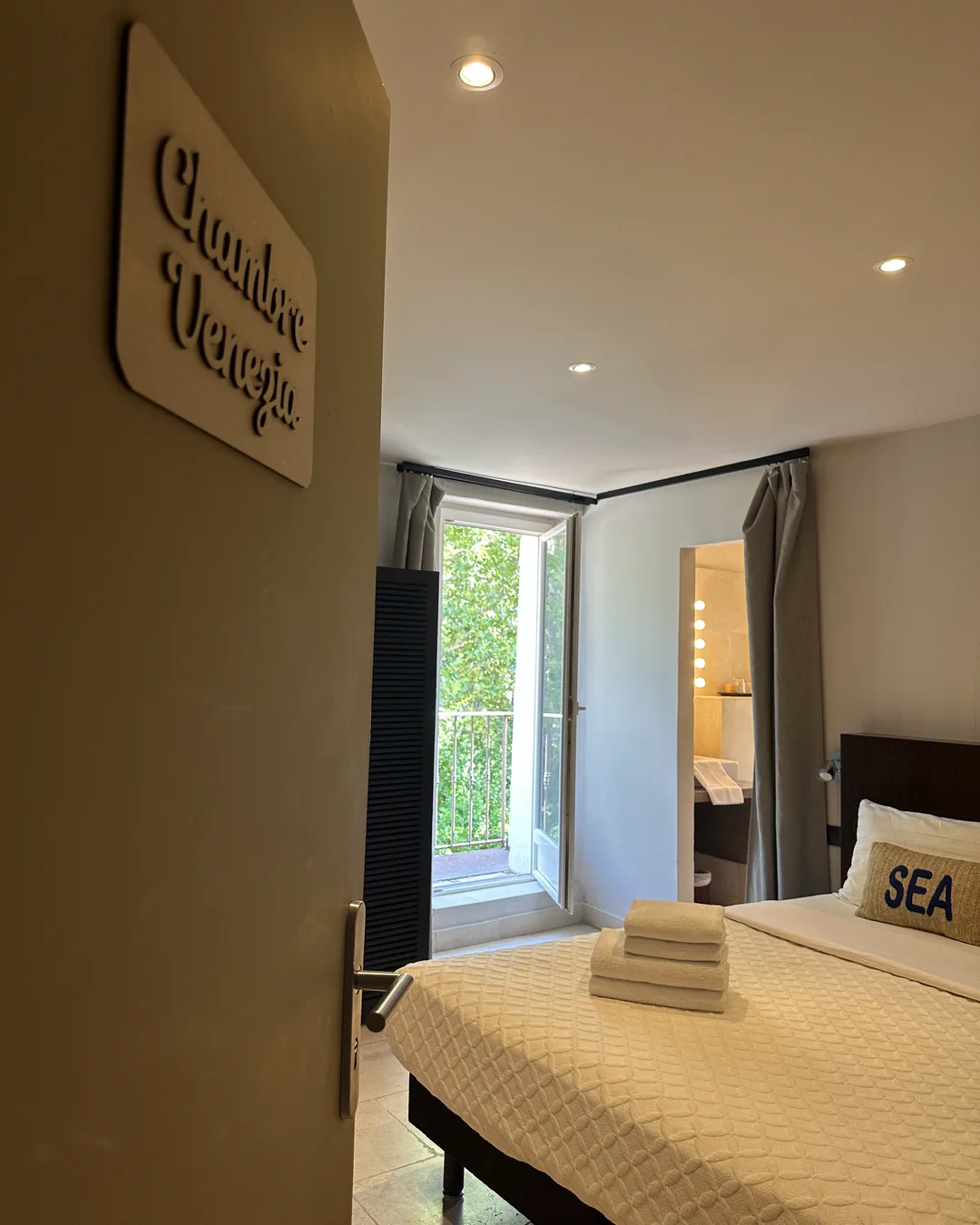 Plaque « Chambre Venezia » et lit double avec accès balcon, hôtel O Mamma Mia, Lourmarin