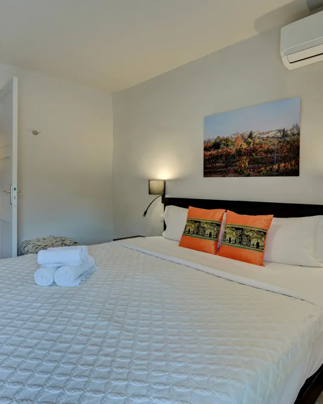 Coin nuit de la chambre Milano et accès à la salle de bains, hôtel O Mamma Mia, Lourmarin
