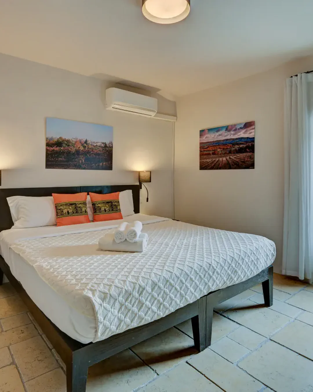 Lit double et fenêtre de la chambre Milano, hôtel O Mamma Mia, Lourmarin