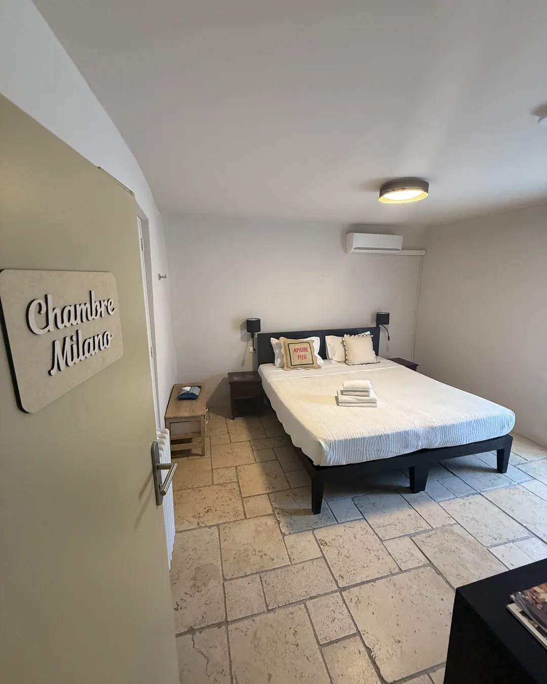 Plaque « Chambre Milano », lit double et sol en pierre, hôtel O Mamma Mia, Lourmarin