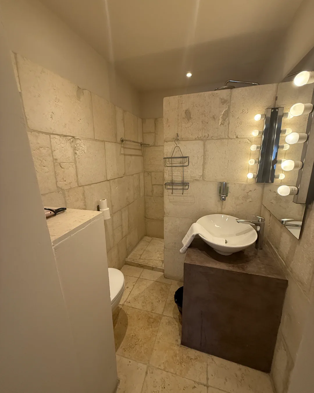 Douche à l'italienne et vasque de la salle de bains, chambre Milano, hôtel O Mamma Mia, Lourmarin
