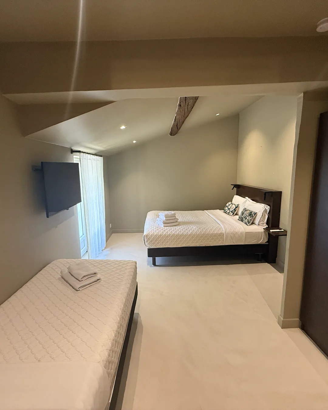 Coin sous combles de la chambre Roma, lit double et lit simple, hôtel O Mamma Mia, Lourmarin