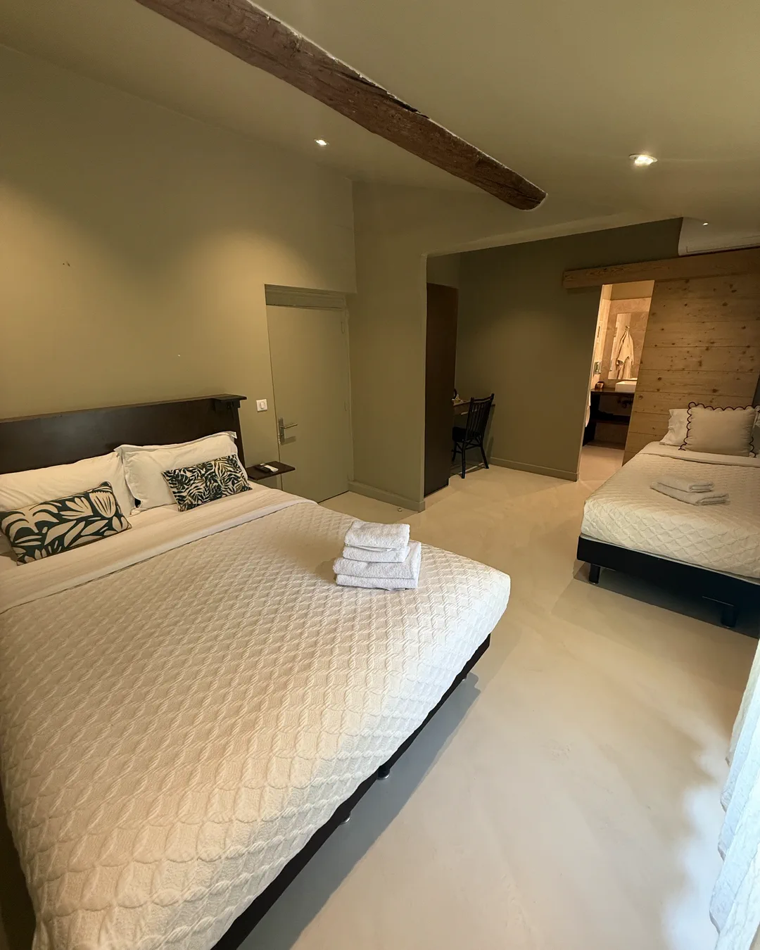 Lit double, lit simple et poutre apparente, chambre Roma, hôtel O Mamma Mia, Lourmarin