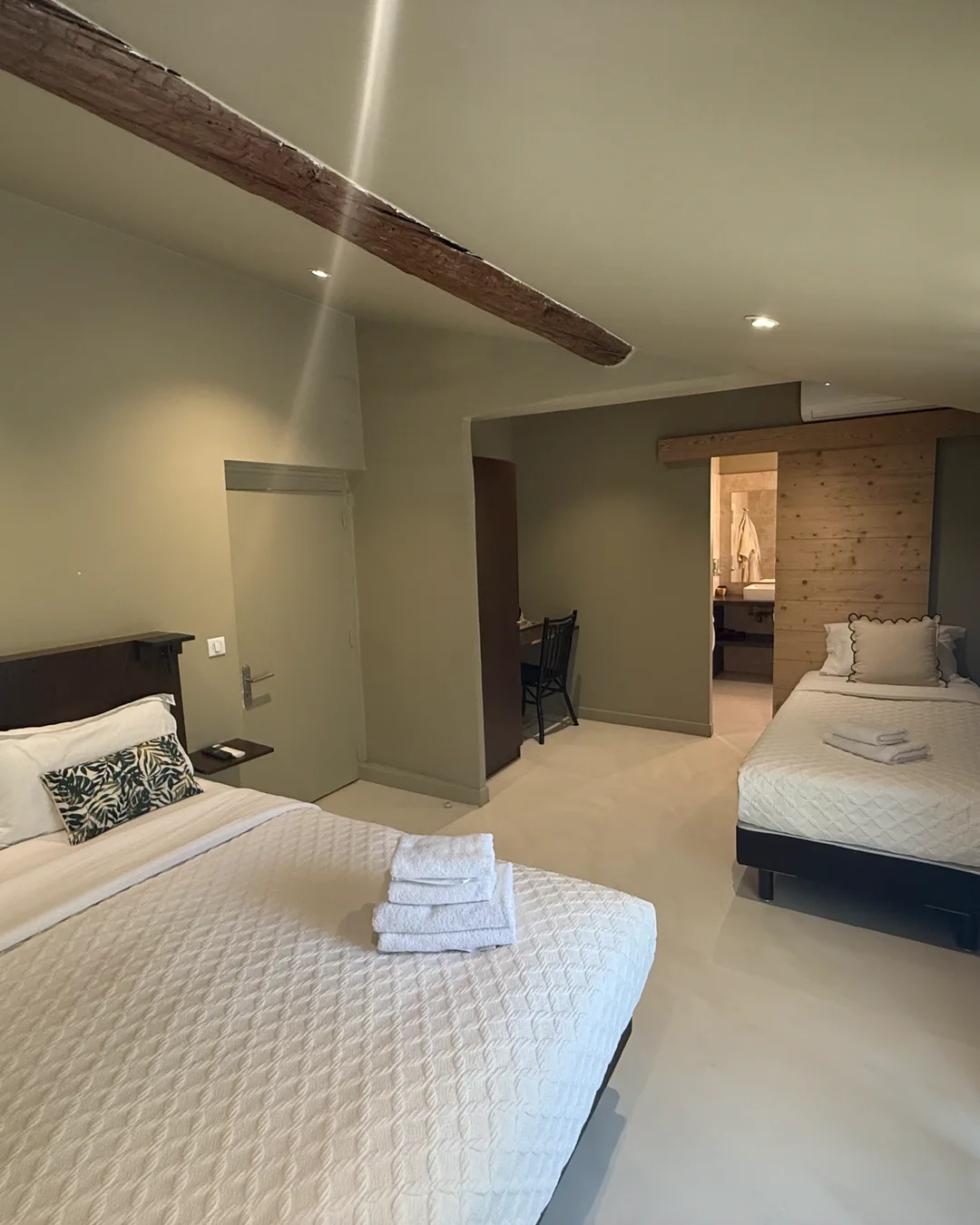 Vue d'ensemble de la chambre Roma sous poutre apparente, hôtel O Mamma Mia, Lourmarin