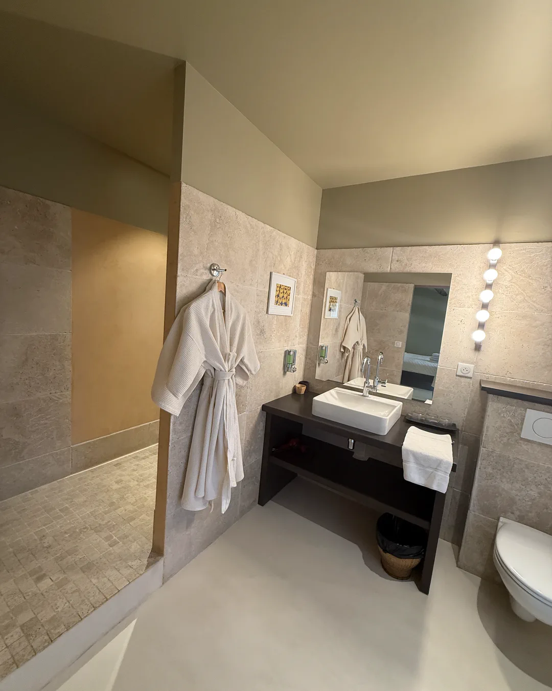 Peignoir et douche à l'italienne, salle de bains de la chambre Roma, hôtel O Mamma Mia, Lourmarin