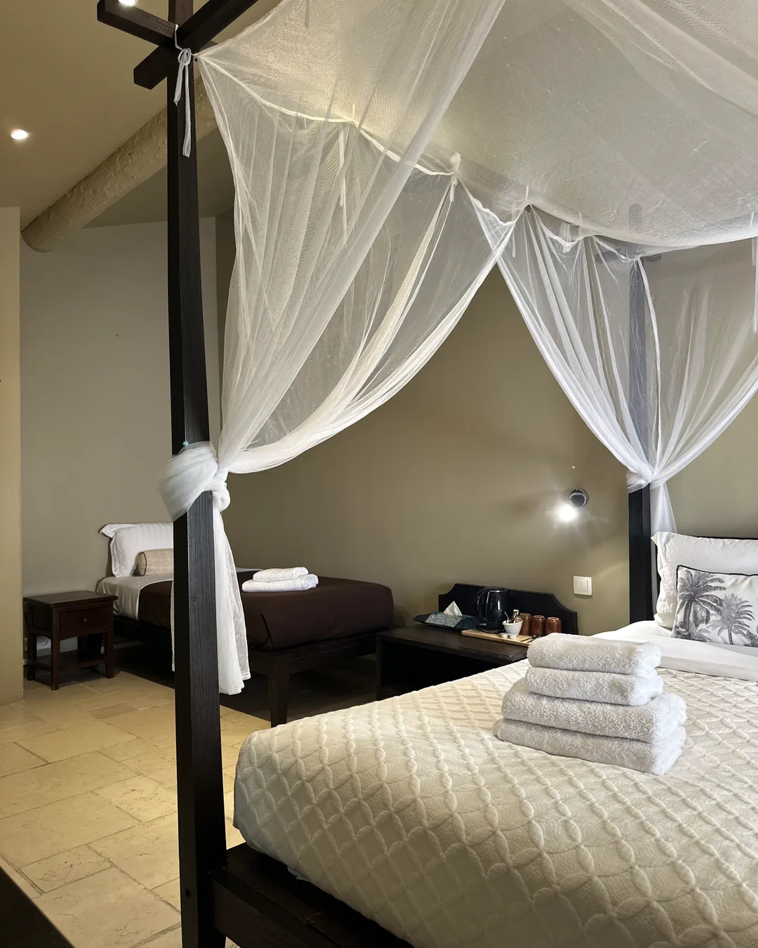 Lit à baldaquin et lit simple pour trois voyageurs, chambre Shangaï, Lourmarin
