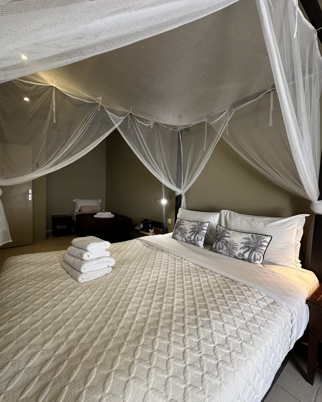 Lit à baldaquin avec moustiquaire déployée, chambre Shangaï, hôtel O Mamma Mia, Lourmarin