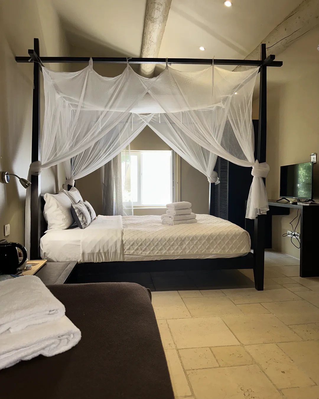 Chambre Shangaï, lit à baldaquin sous poutres et lit d'appoint, hôtel O Mamma Mia à Lourmarin