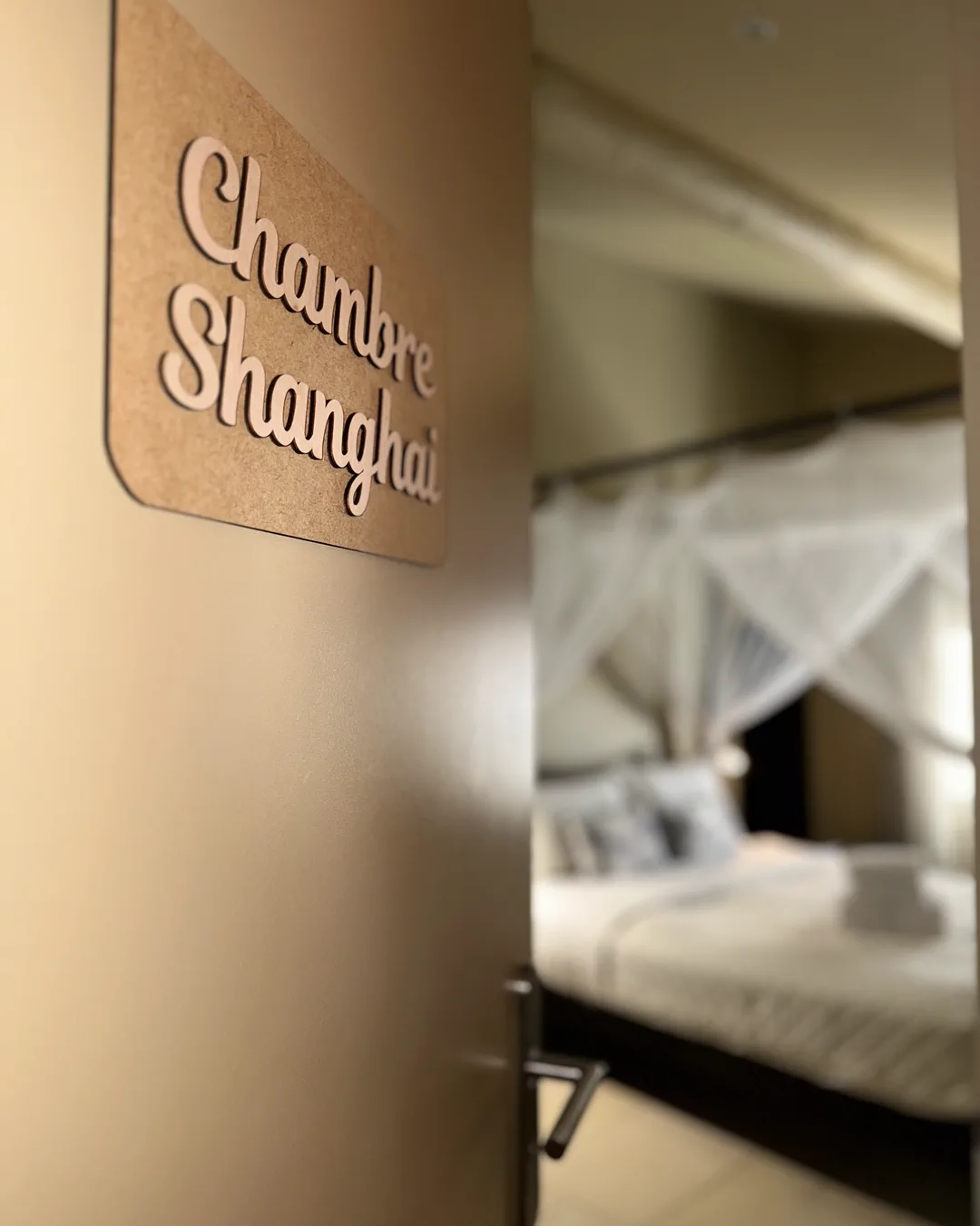 Plaque « Chambre Shangaï » à l'entrée de la chambre, hôtel O Mamma Mia, Lourmarin