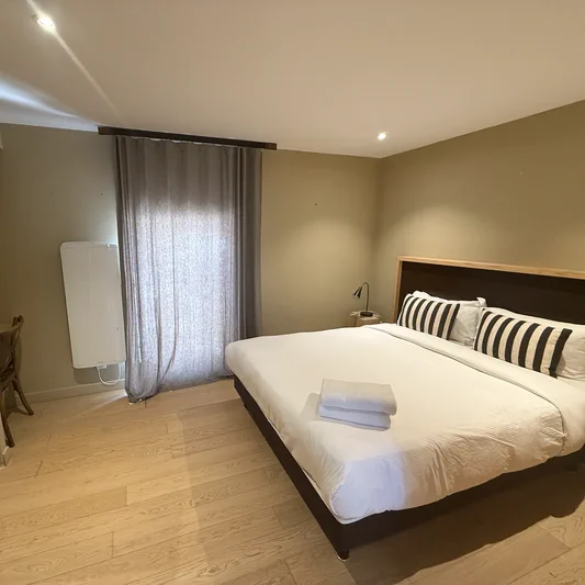 Suite Florence, lit double, coussins rayés et grande fenêtre, hôtel O Mamma Mia à Lourmarin