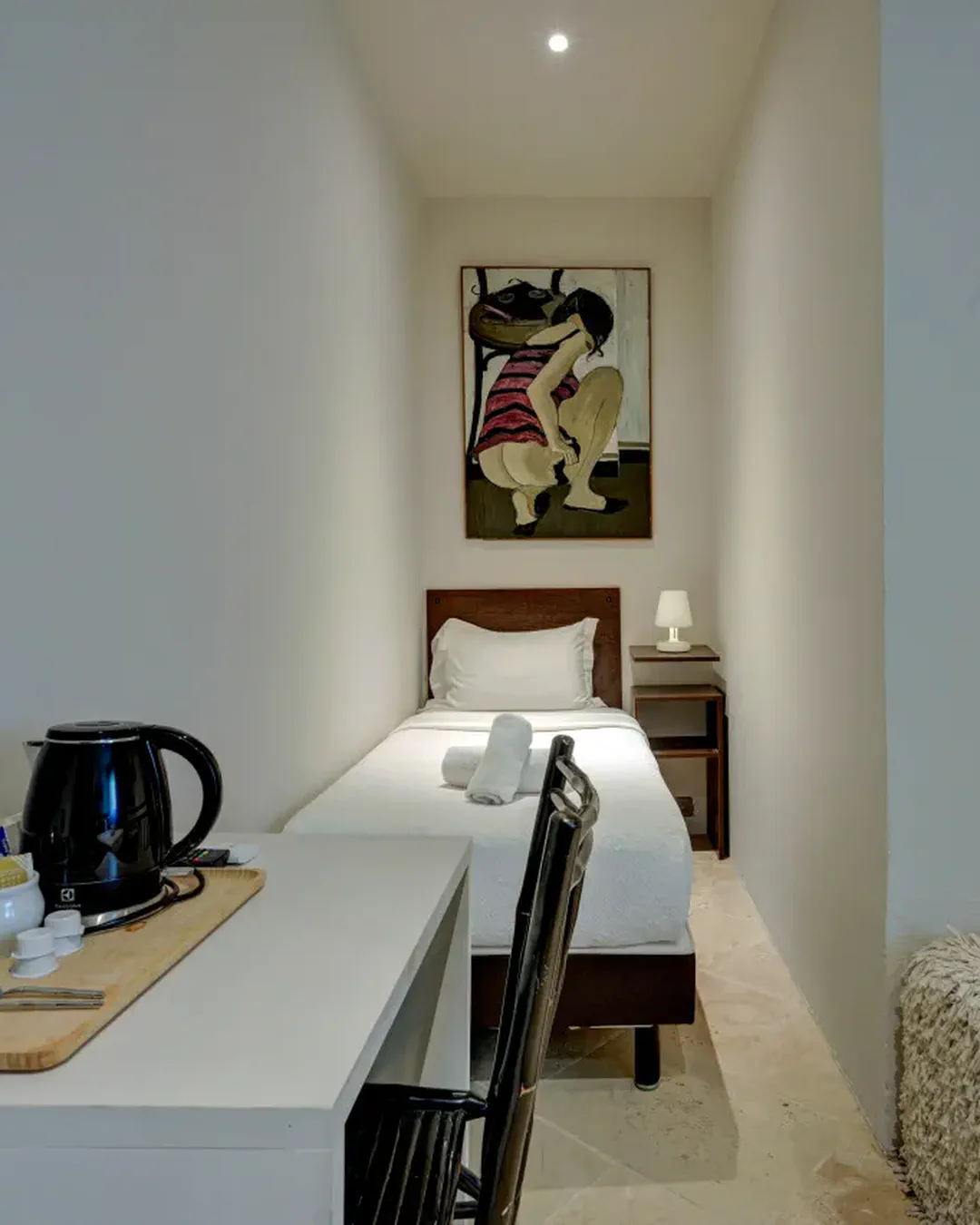 Lit simple et plateau de courtoisie de la chambre Tokyo, hôtel O Mamma Mia, Lourmarin