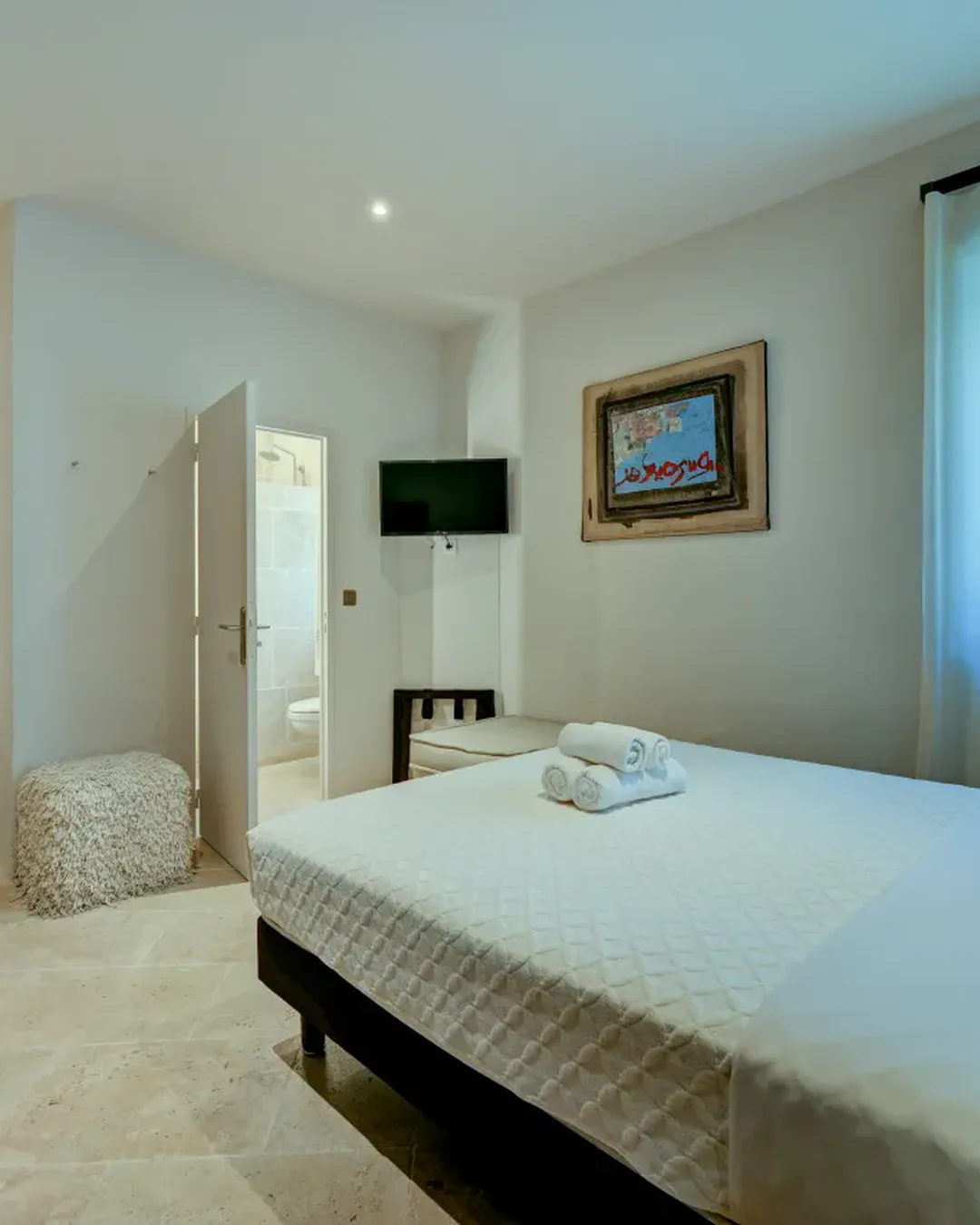 Vue d'ensemble de la chambre Tokyo, TV et accès à la salle de bains, hôtel O Mamma Mia, Lourmarin
