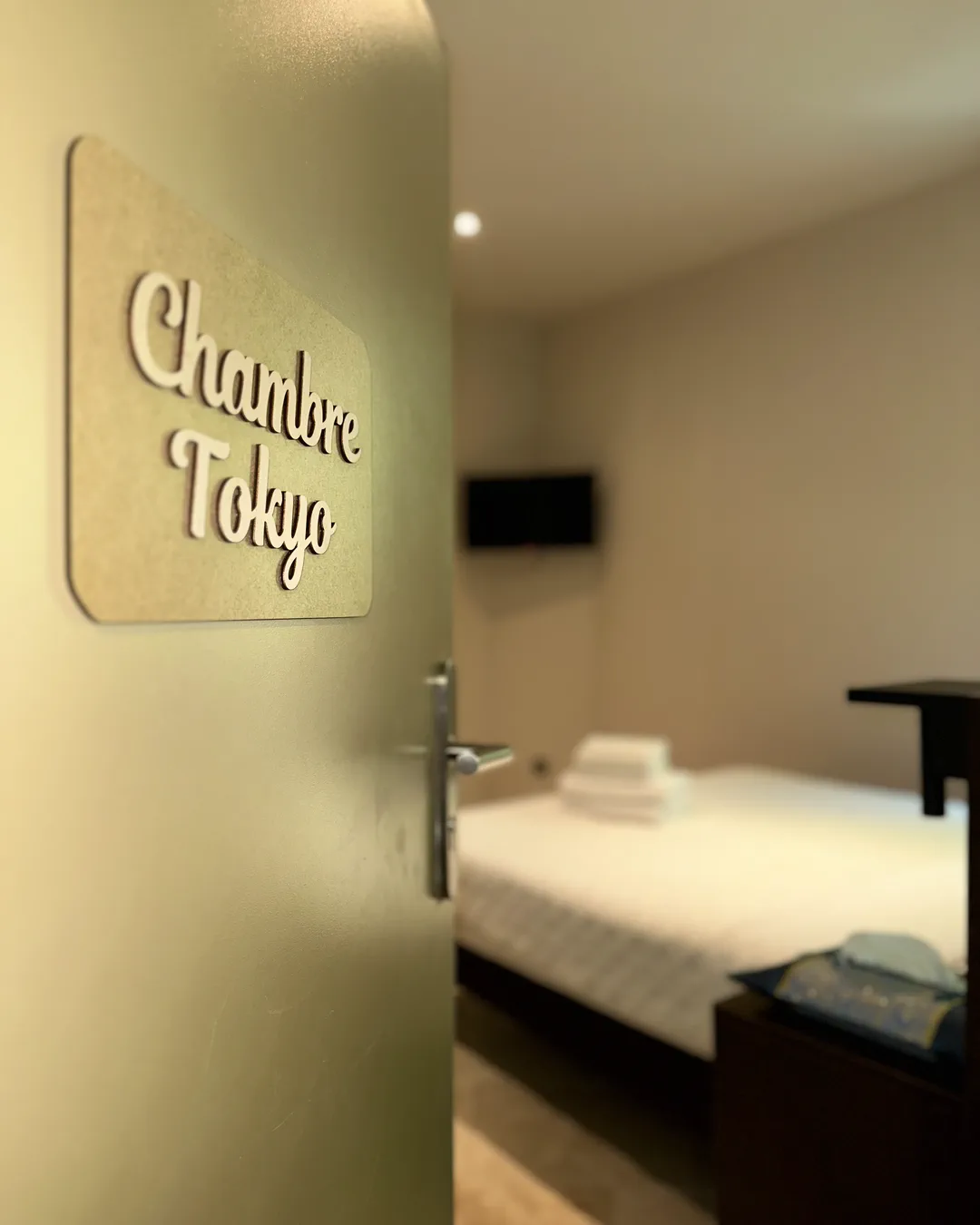 Plaque « Chambre Tokyo » à l'entrée de la chambre, hôtel O Mamma Mia, Lourmarin