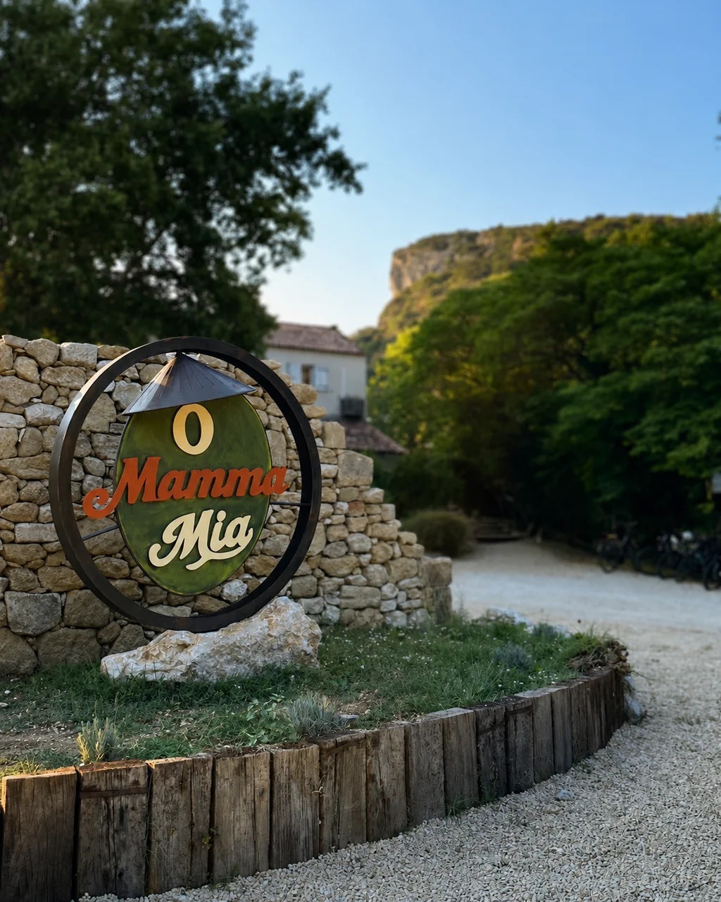 Enseigne O Mamma Mia sur le mur en pierre sèche à l'entrée du domaine, Lourmarin