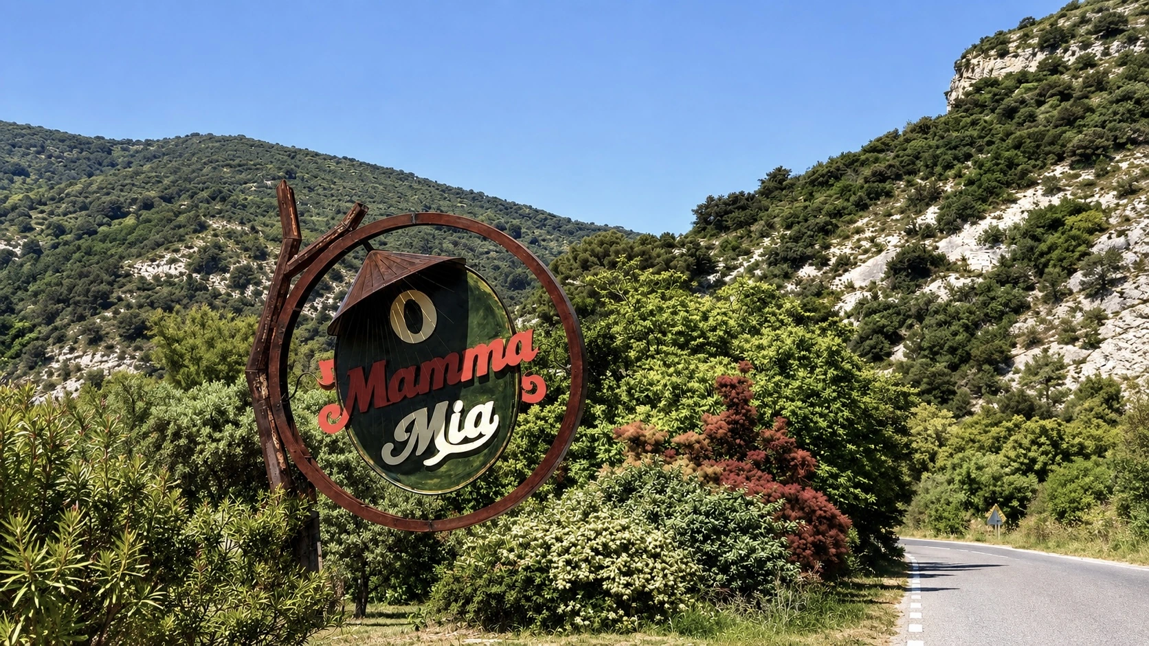 Enseigne O Mamma Mia au bord de la route d'Apt, devant les collines du Luberon, à Lourmarin