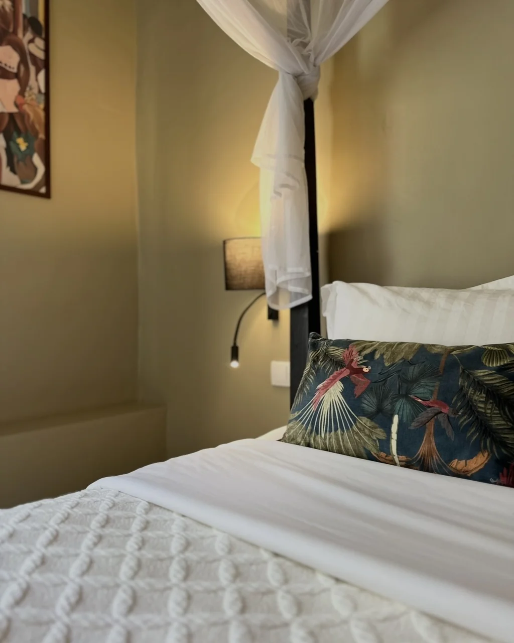 Tête de lit noire, coussin à motif tropical et applique de lecture, hôtel O Mamma Mia à Lourmarin