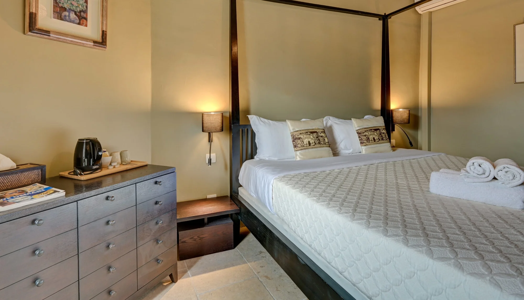 Lit à baldaquin en bois foncé et commode, hôtel O Mamma Mia à Lourmarin