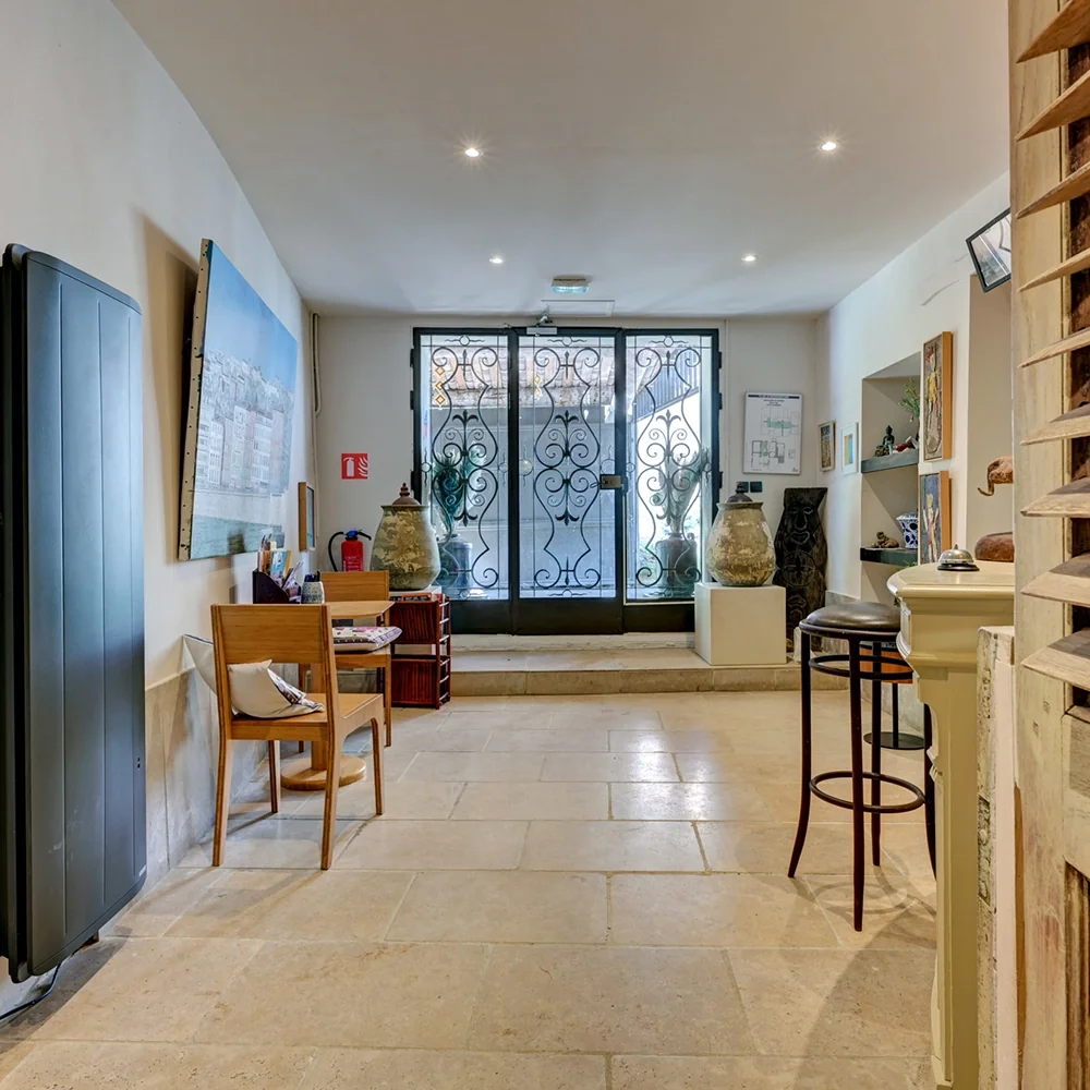 Réception au sol de pierre et porte en fer forgé, hôtel O Mamma Mia à Lourmarin