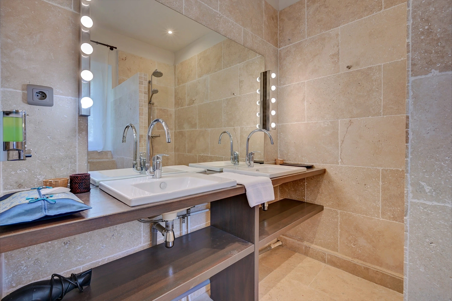 Salle de bains en pierre, double vasque et miroir lumineux, hôtel O Mamma Mia à Lourmarin