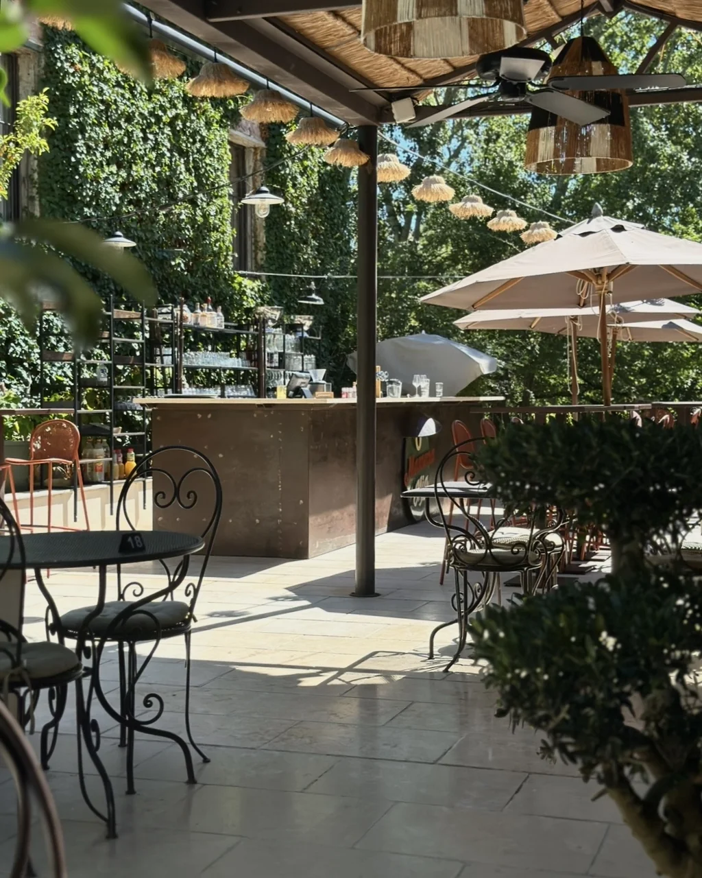 Terrasse du restaurant sous la pergola et bar en zinc, hôtel O Mamma Mia à Lourmarin