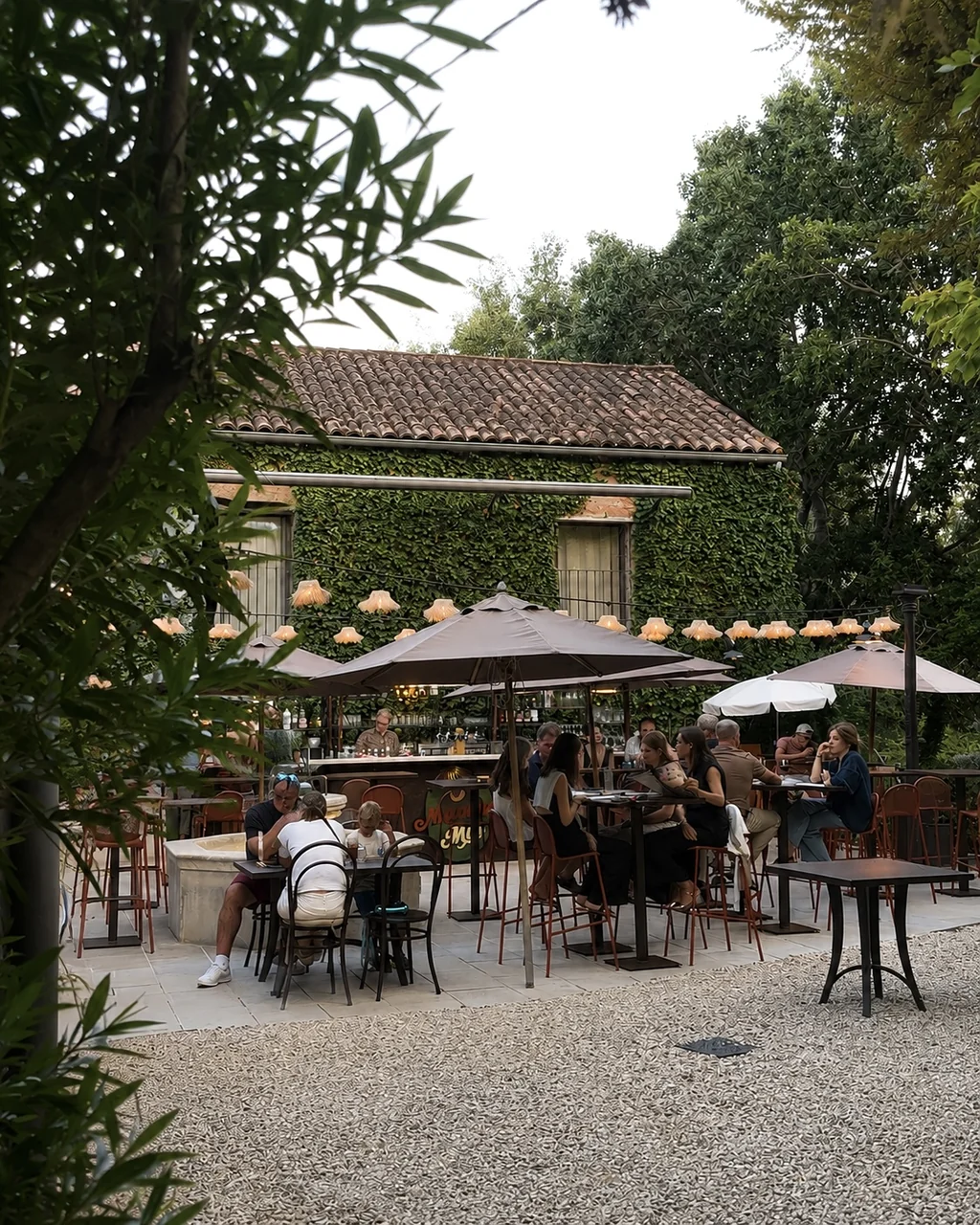 Terrasse et bar en soirée sous les guirlandes lumineuses, restaurant O Mamma Mia à Lourmarin