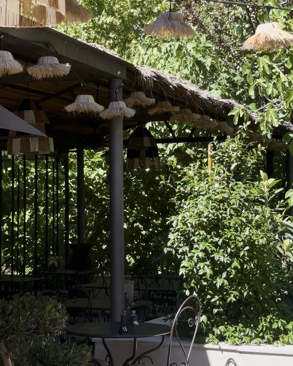 Pergola en roseaux et suspensions en paille au-dessus de la terrasse, restaurant O Mamma Mia à Lourmarin
