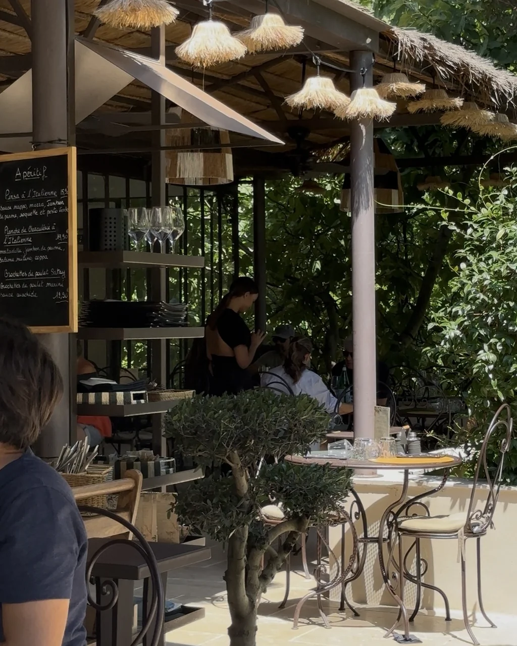 Service en terrasse devant l'ardoise des apéritifs, restaurant O Mamma Mia à Lourmarin