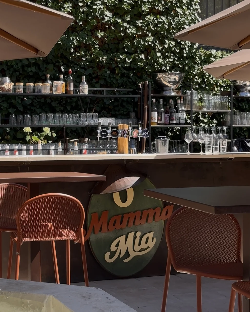 Bar extérieur et enseigne O Mamma Mia devant le mur de lierre, Lourmarin
