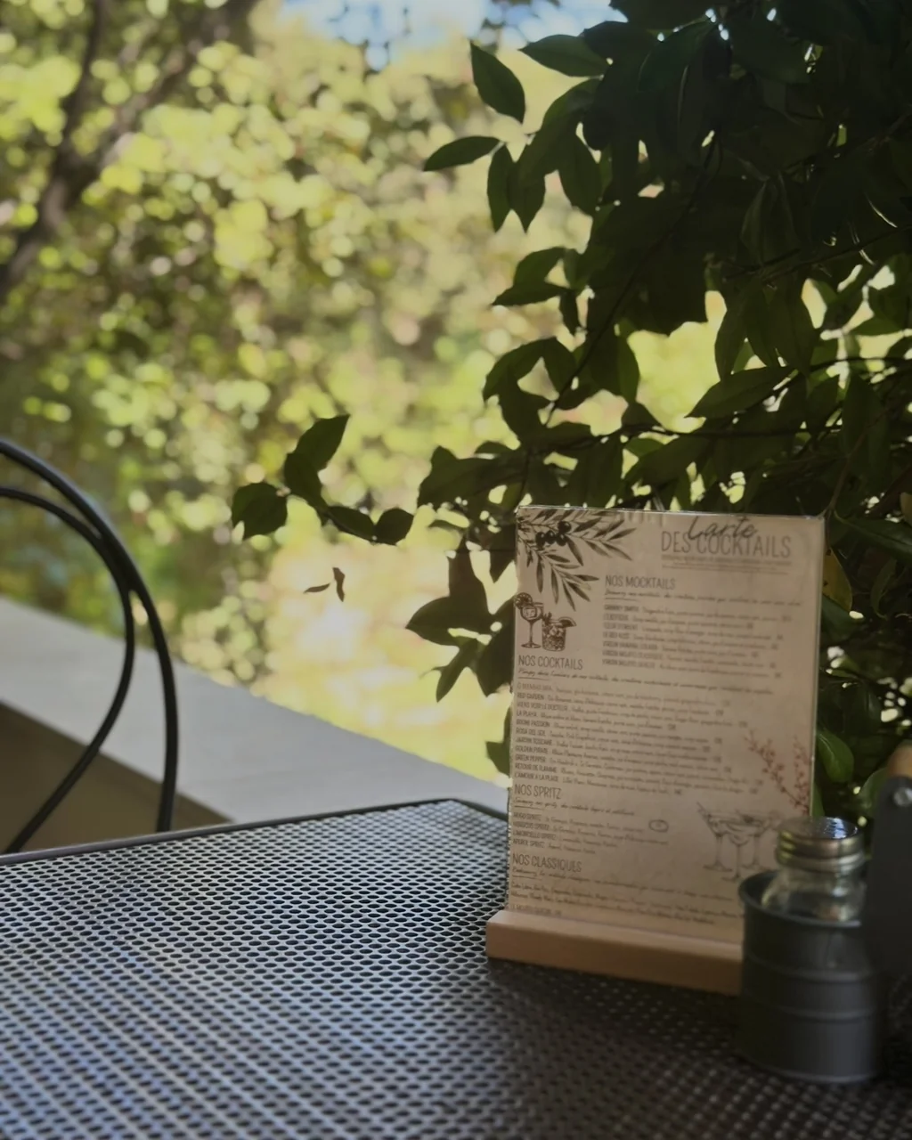 Carte des cocktails posée sur une table de la terrasse, restaurant O Mamma Mia à Lourmarin