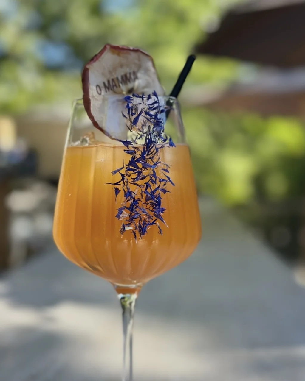 Cocktail signature à la chips de pomme gravée O Mamma Mia et aux fleurs de bleuet, Lourmarin