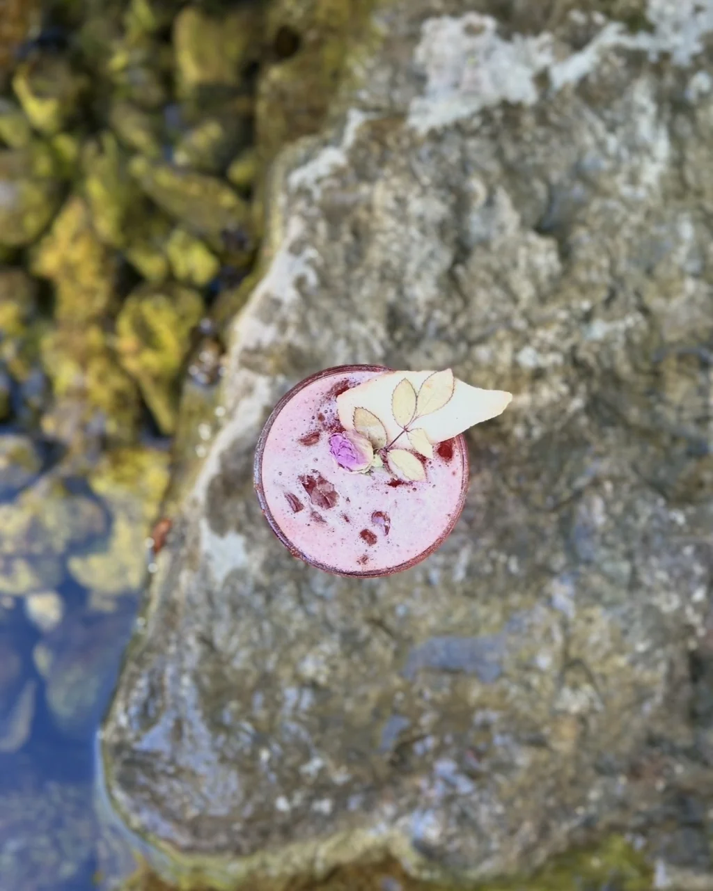 Cocktail rose vu de dessus sur un rocher de la rivière, bar O Mamma Mia à Lourmarin