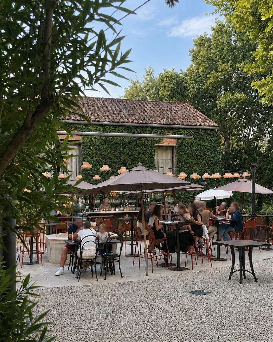 Terrasse et bar du restaurant en journée, parasols et façade couverte de lierre, O Mamma Mia à Lourmarin
